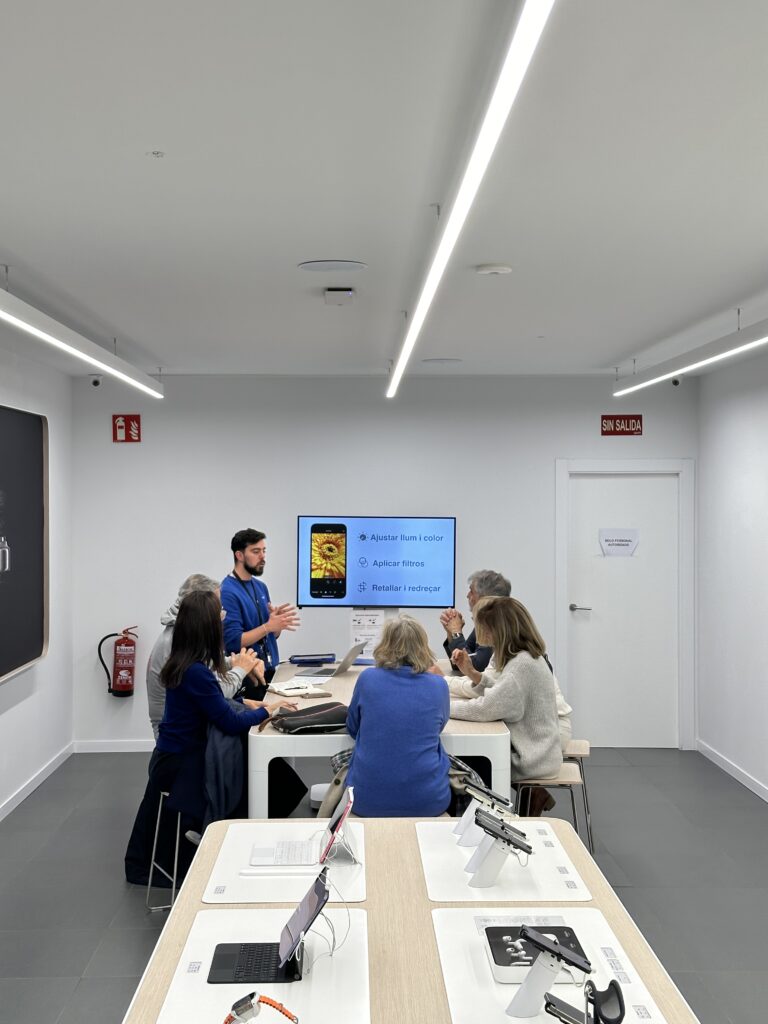 Técnico experto en Apple ofreciendo soporte y asistencia remota online a cliente o a domicilio desde Barcelona